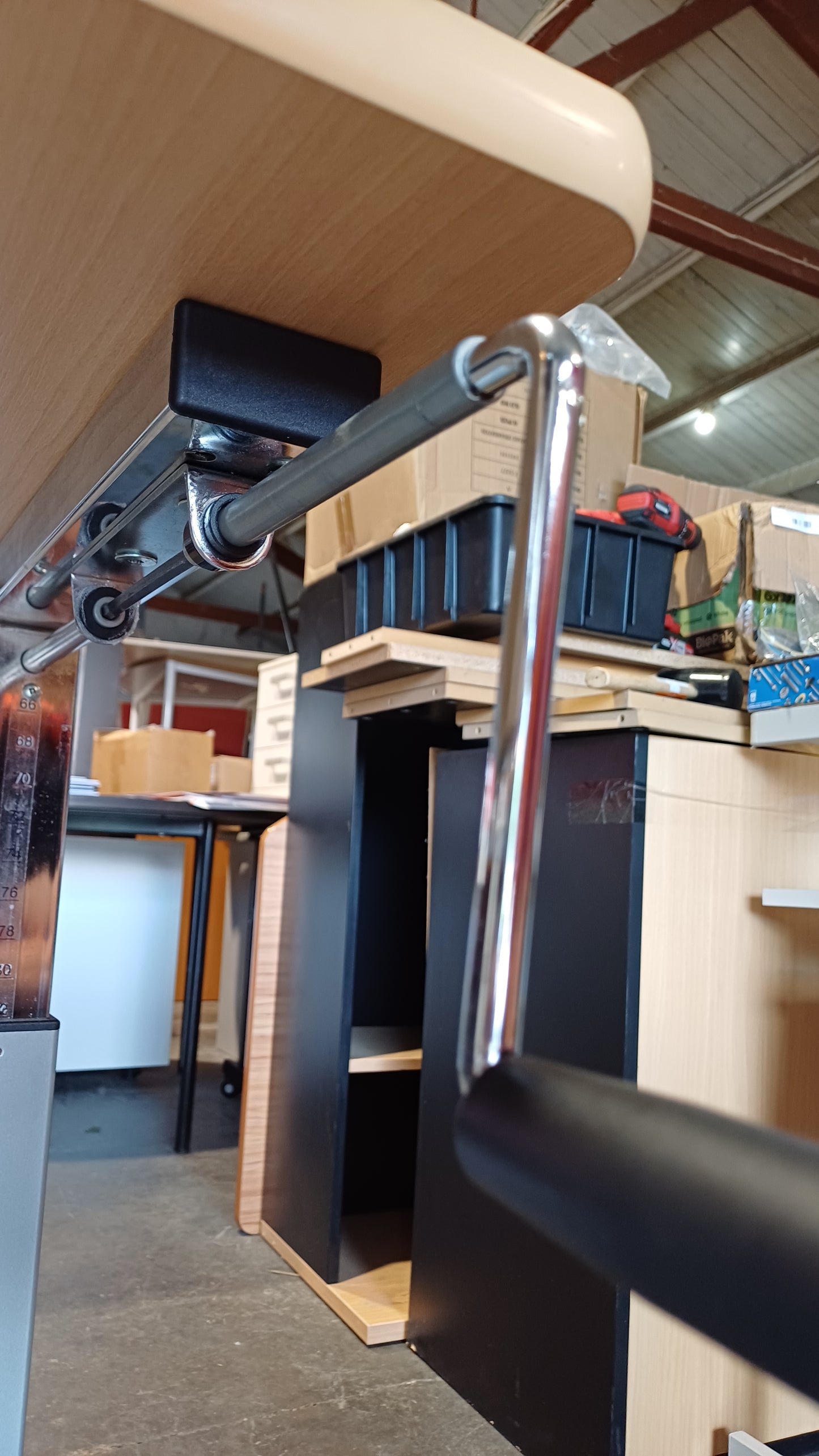 Adjustable wind up sit/stand L-shape desk