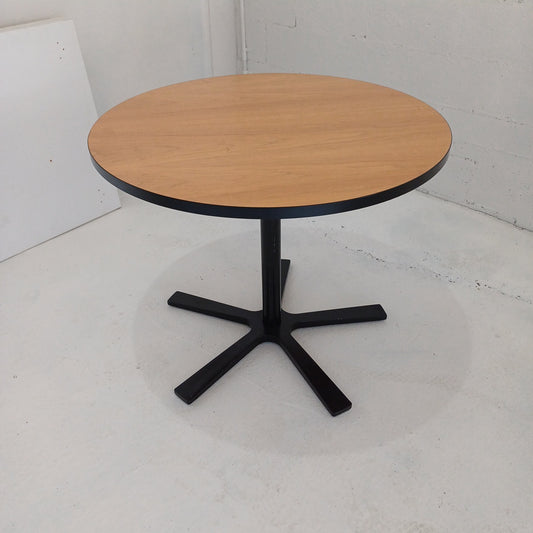 Round table-Wood grain- Black legs- 900 Round