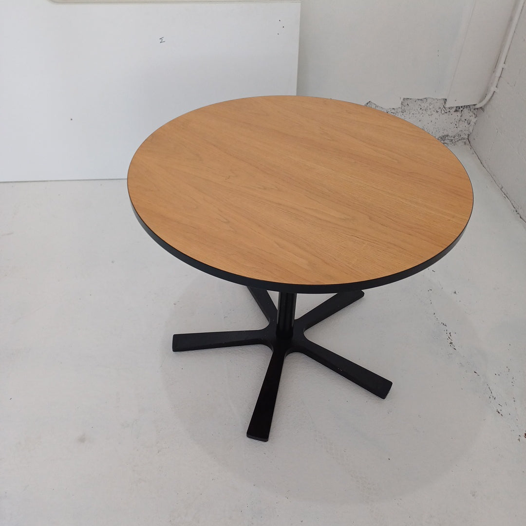 Round table-Wood grain- Black legs- 900 Round