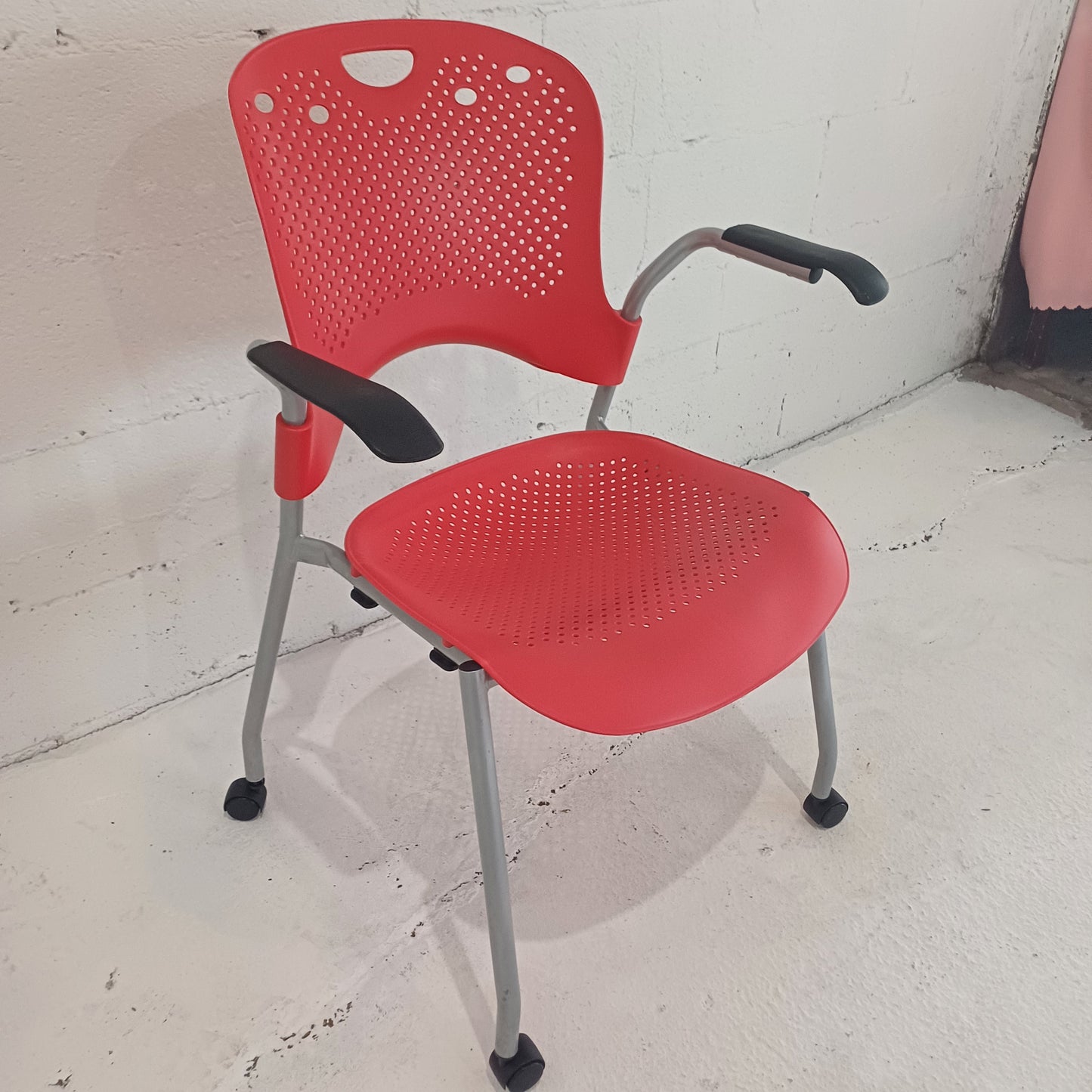 Echo Collection-Stack chair- With arms- On wheels- Red