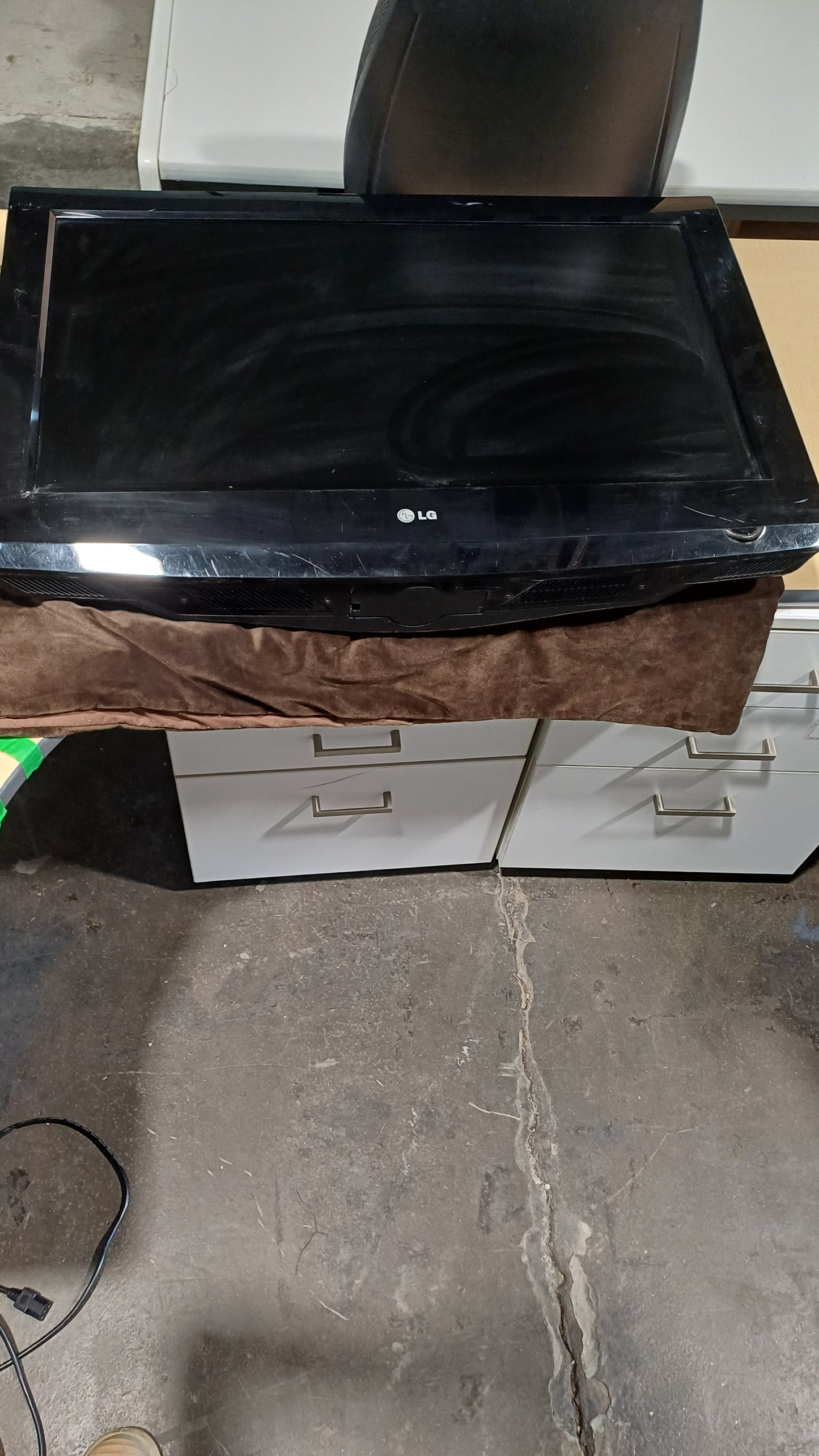 Monitor screen- 32 inch