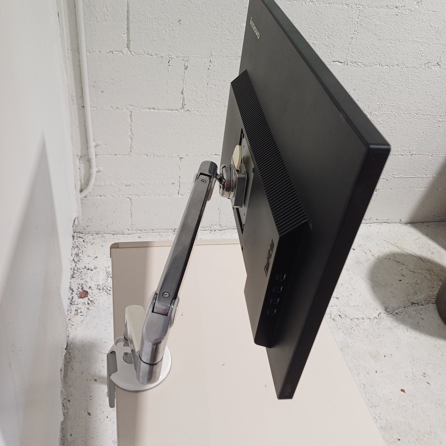 Lenova ThinkVision T2454p Monitor with hdmi + arm stand