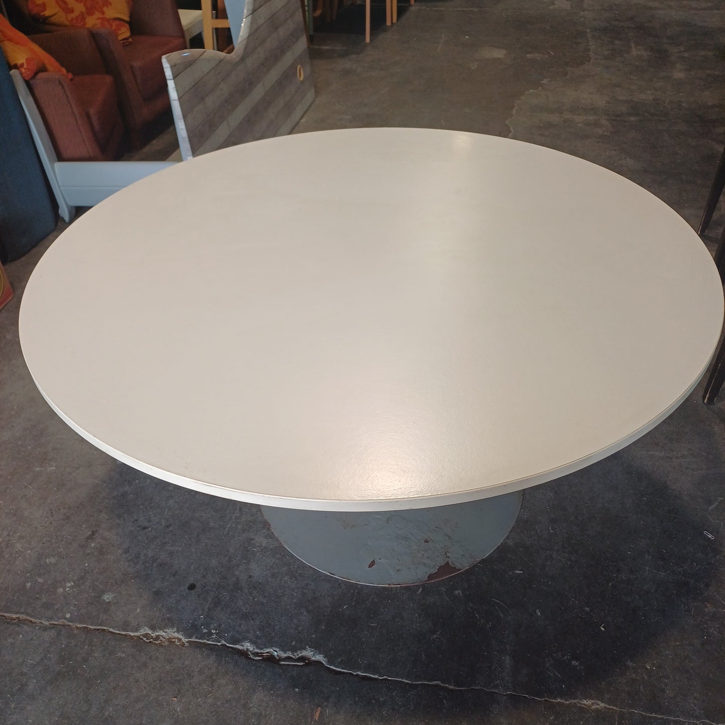 Round table - White