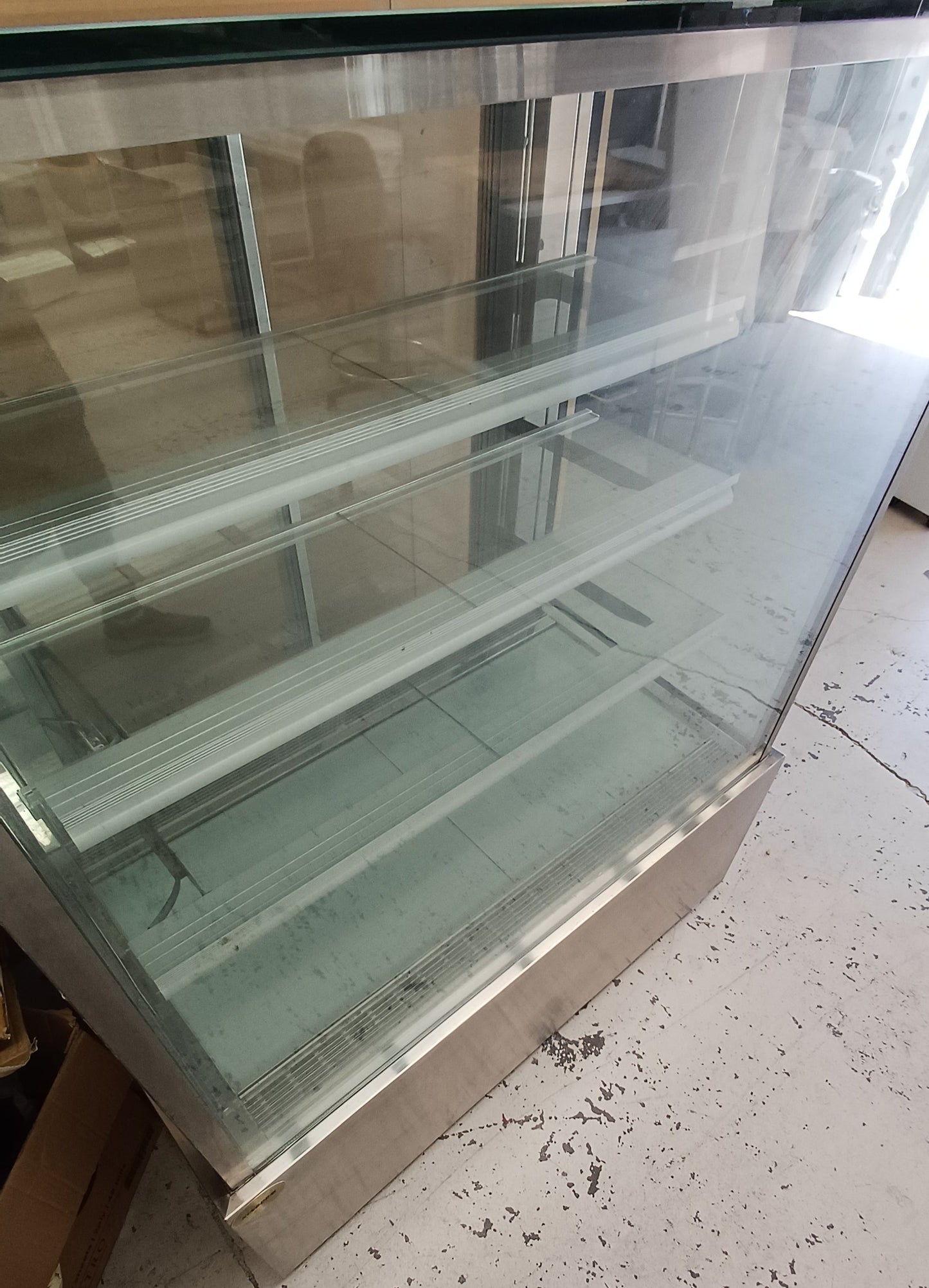 Kingdom - Food display cabinet