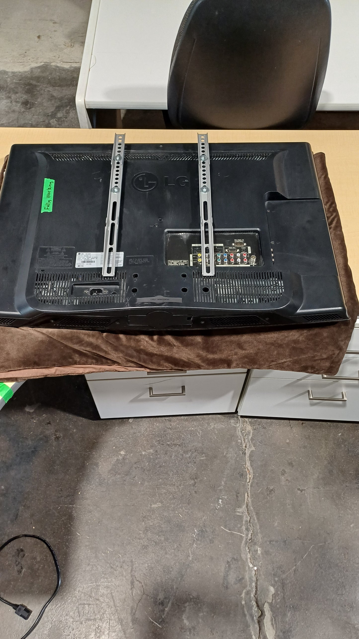 Monitor screen- 32 inch