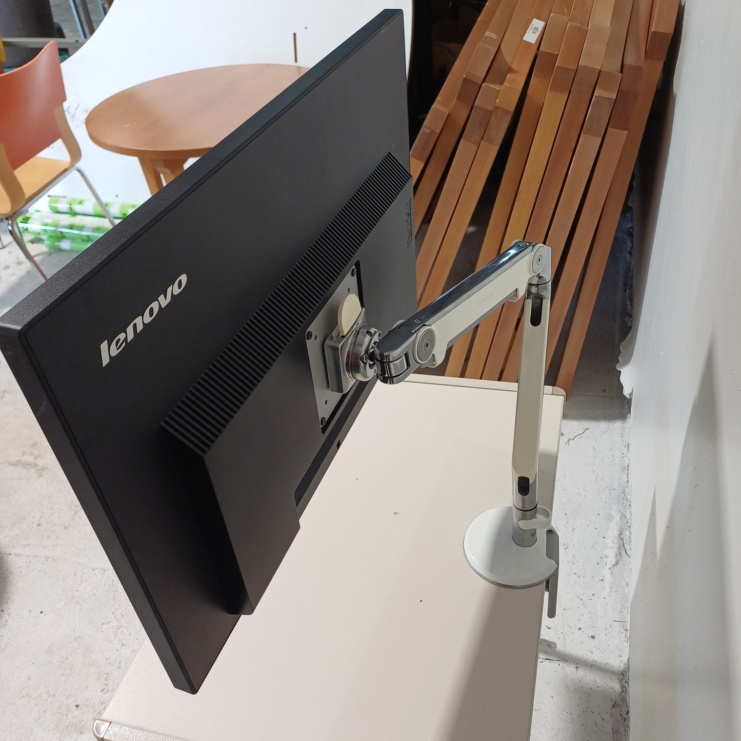 Lenova ThinkVision T2454p Monitor with hdmi + arm stand