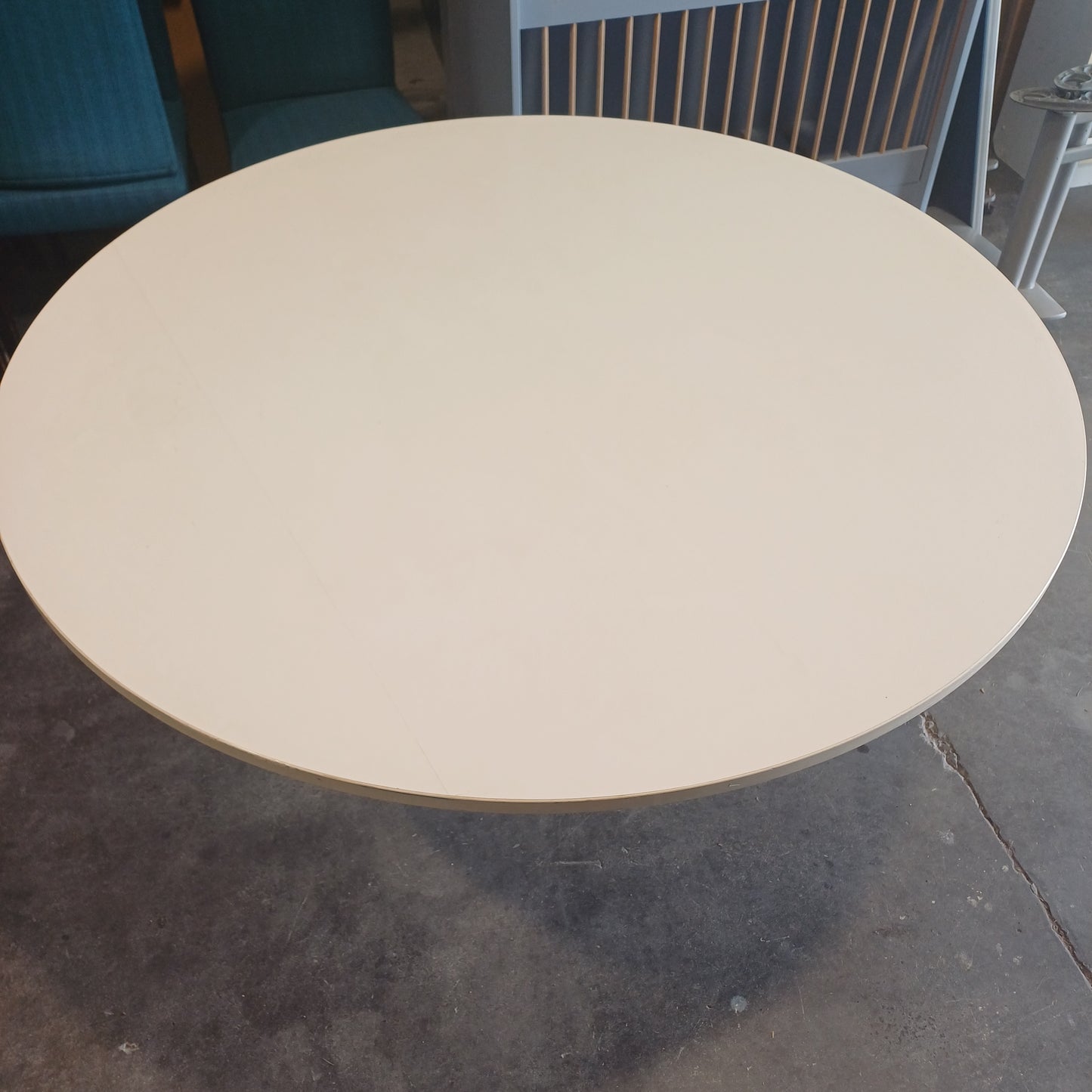 Round table - White